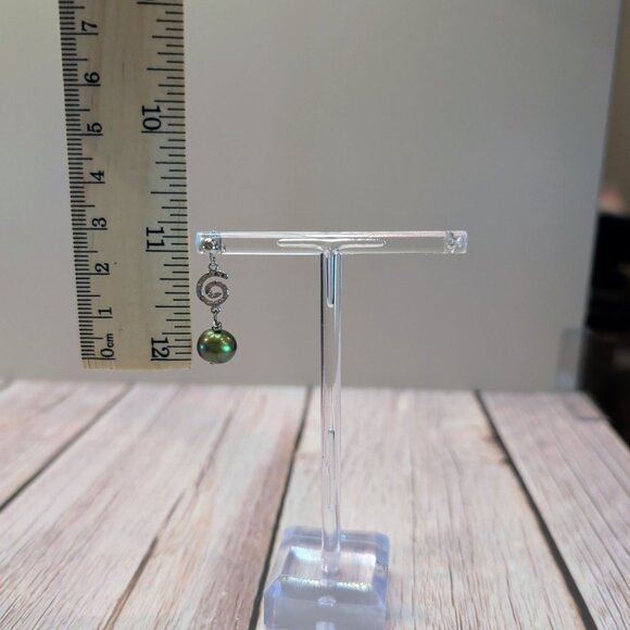 Handmade Earrings With Green Cultured Pearls and White Gold-Plated Details - Picture 3 of 8